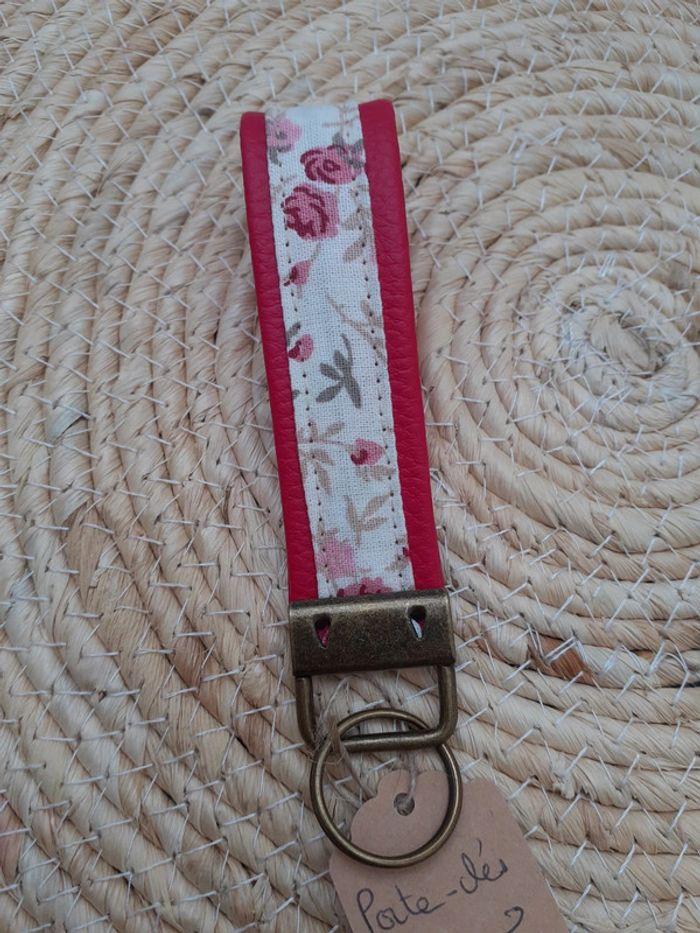 Porte Clés simili cuir – Attache KeyFob - Mousqueton – Coloris fuchsia et crème – Motif fleuri - photo numéro 3