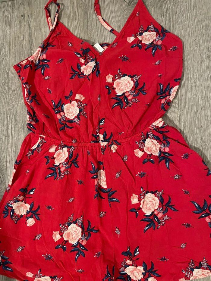 Combinaison short Combishort à bretelles rouge à fleurs H&M taille 38 - photo numéro 2