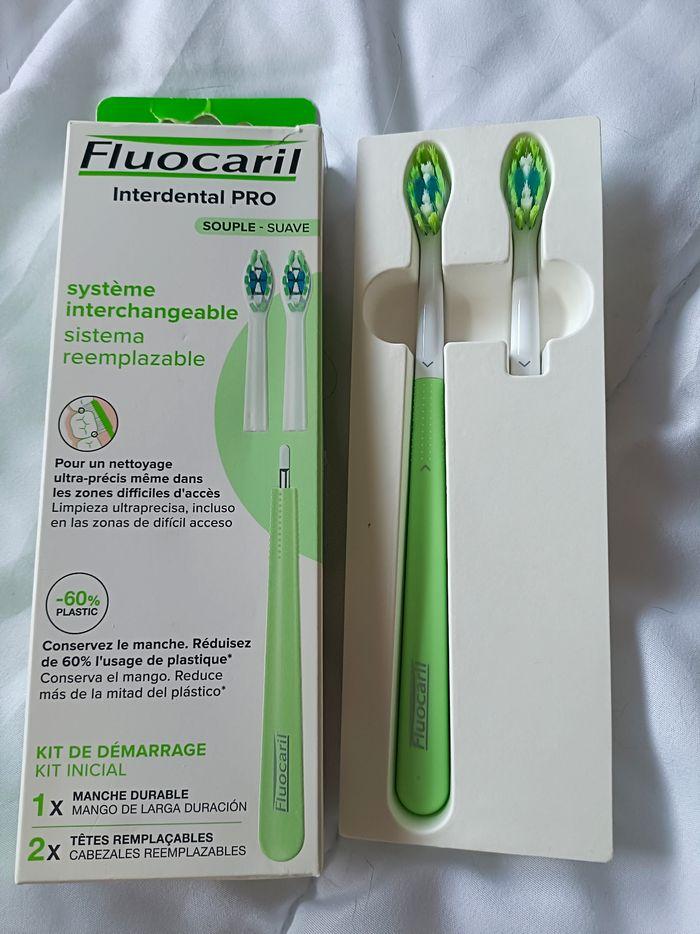 Kit de brossage à dents Fluocaril ( manche +2 têtes remplaçables) - photo numéro 1