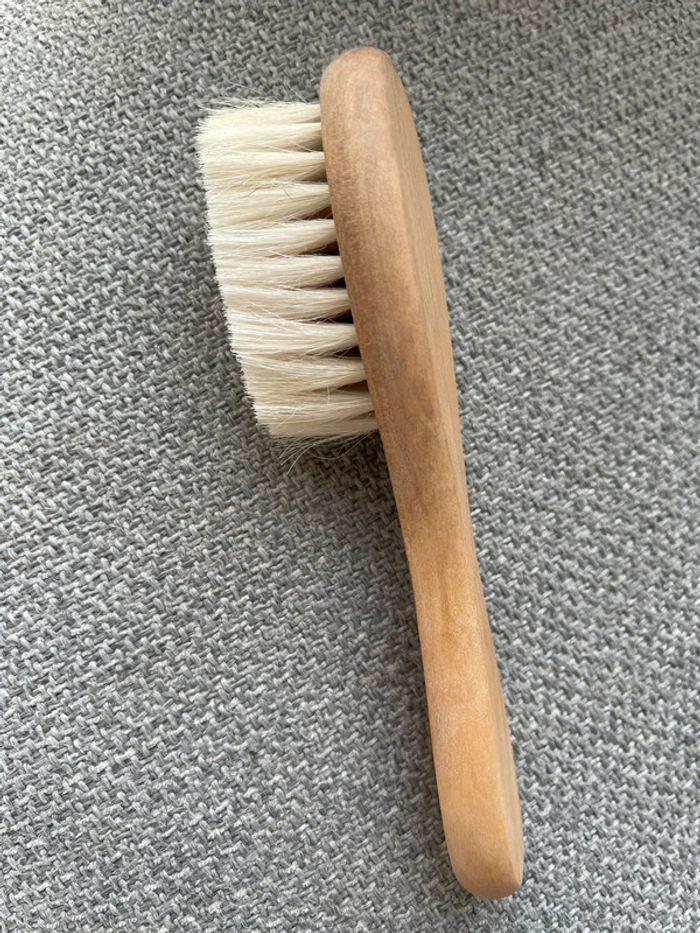 Brosse en bois et laine de chèvre pour bébé - n’a jamais servi - photo numéro 5