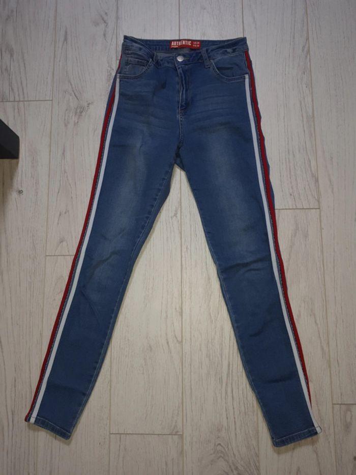 Pantalon bleu clair avec rayures rouge et blanche sur le côté - photo numéro 1