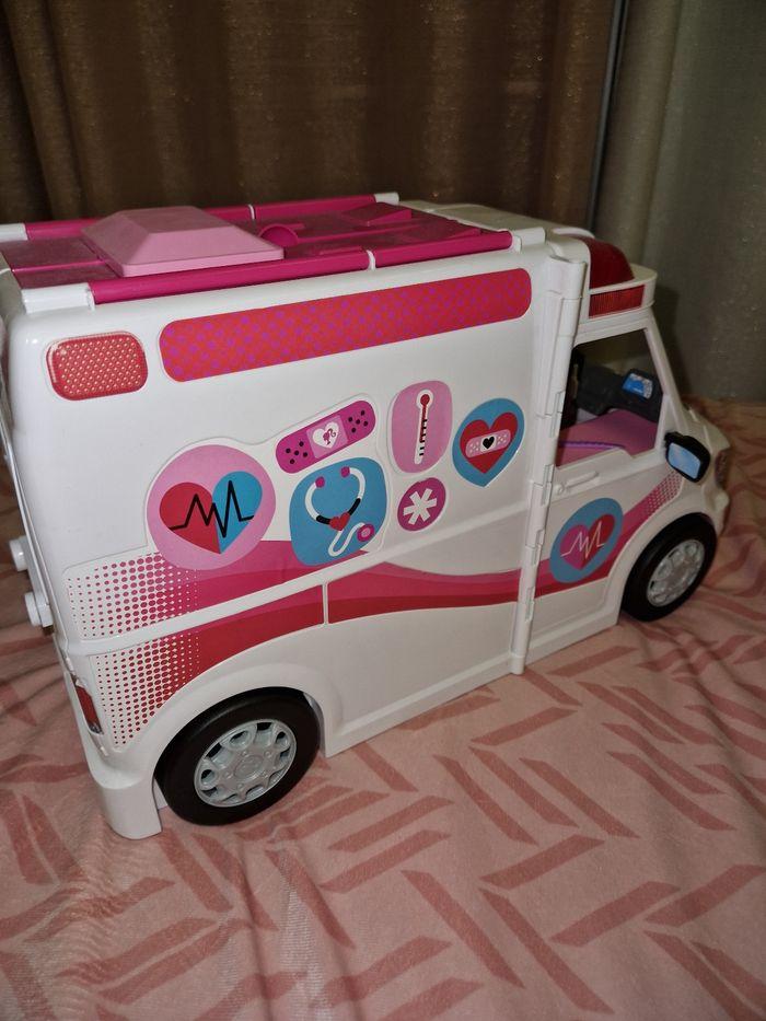 Ambulance barbie - photo numéro 1