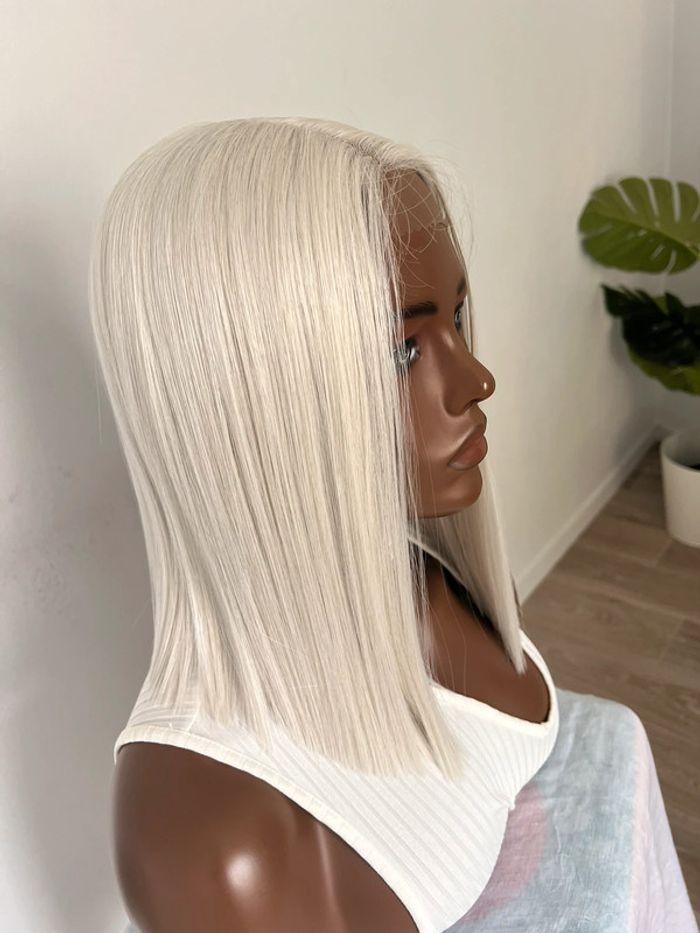 Perruque bob blonde carré plongeant lace front - photo numéro 10