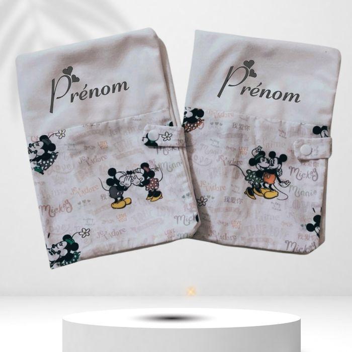 Protège carnet de santé personnalisé personnalisable prénom bébé enfant Mickey et Minnie - photo numéro 2