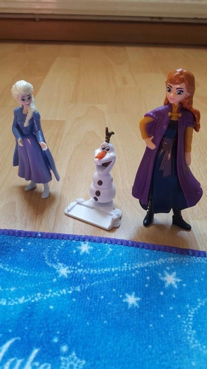 Lot reine des neiges barbie + figurines Disney + couverture - photo numéro 4