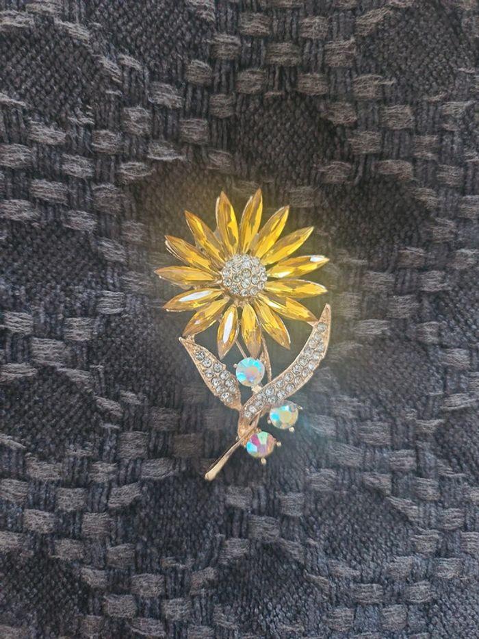 Broche dorée Strass - photo numéro 1