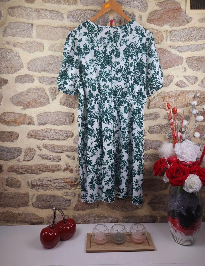 Robe manches bouffantes verte et blanche Femme taille 54 marque Boohoo 🍬 - photo numéro 3