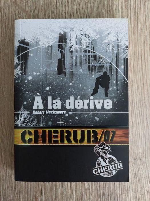 Livre "Cherub T7 A la dérive" Robert Muchamore - photo numéro 1