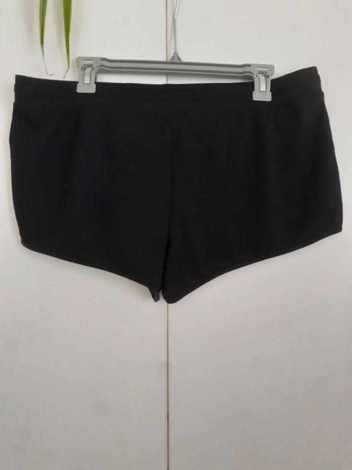 Short neuf Taille 44/46 - photo numéro 4