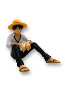 Figurine Luffy assis avec chapeau de paille – 9 cm