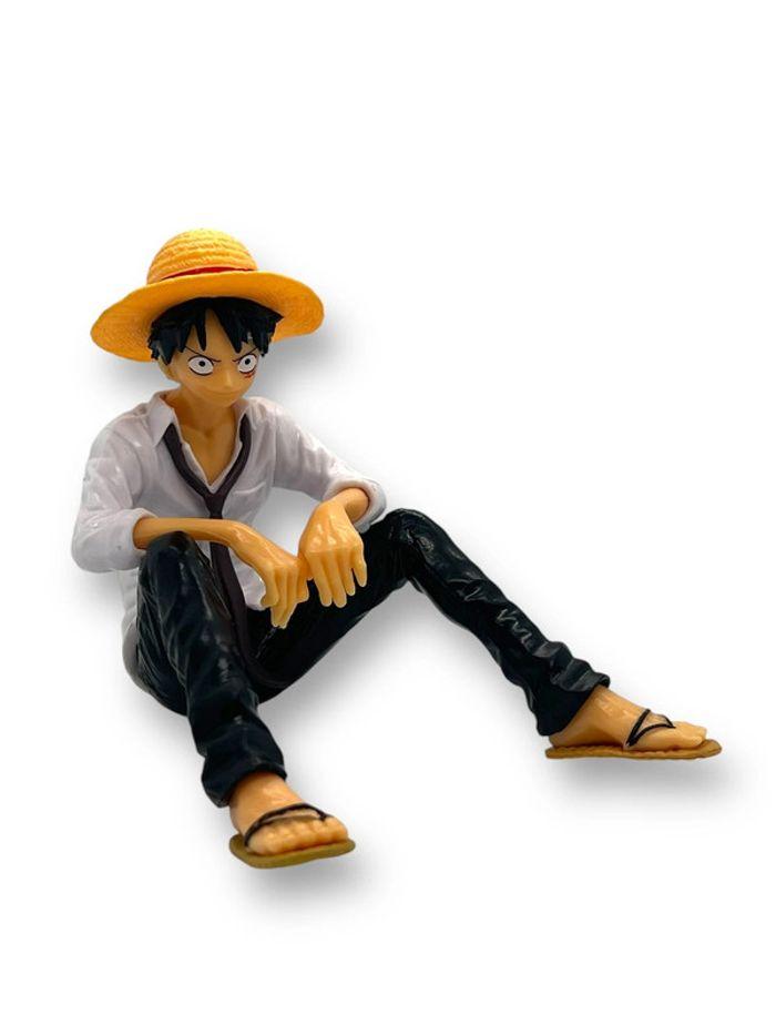 Figurine Luffy assis avec chapeau de paille – 9 cm - photo numéro 1