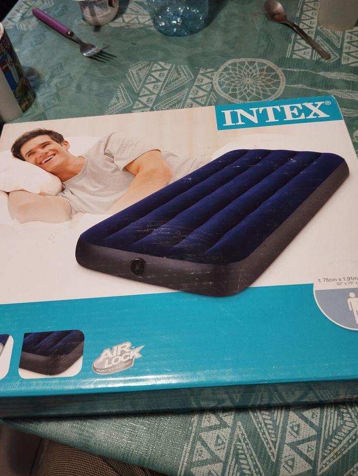 Matelas gonflable Intex neuf