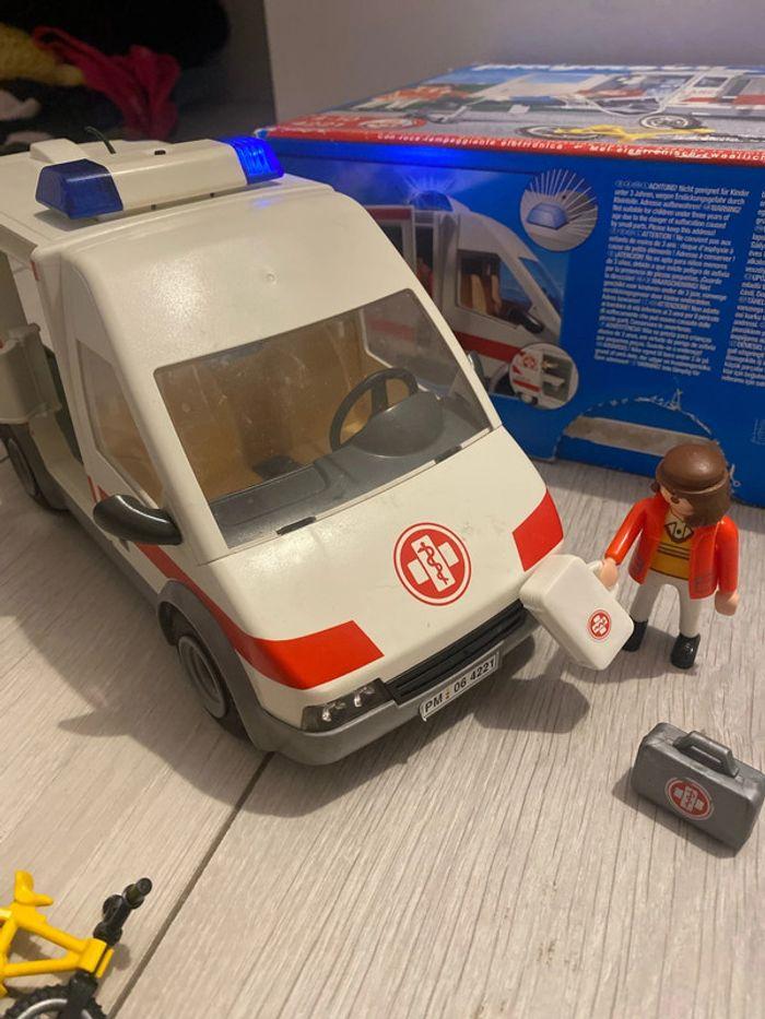 Ambulance playmobil - photo numéro 3