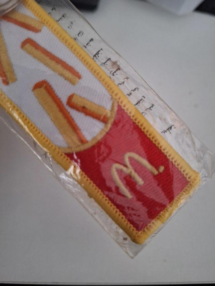 Porte-clés en forme de frite, brodé avec le logo de McDonald's - photo numéro 2