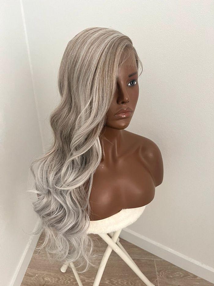 Perruque blonde 2 tons grise et brune lace front raie sur le côté - photo numéro 11