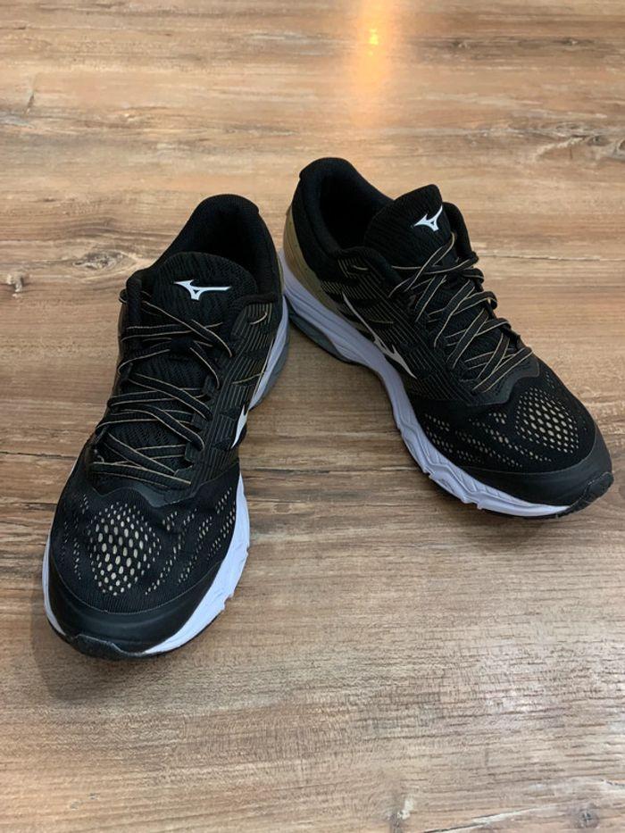 Basket Mizuno taille 44. - photo numéro 3