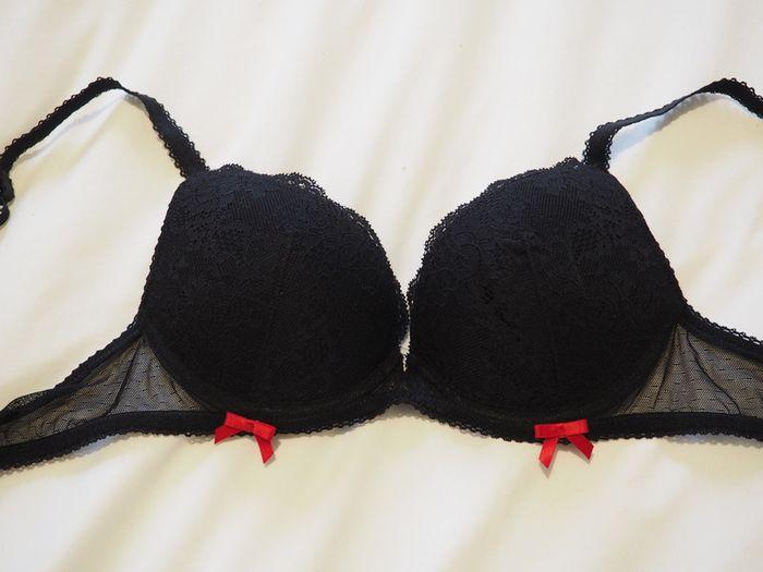 Soutien gorge Etam noir détail noeuds rouges - photo numéro 1