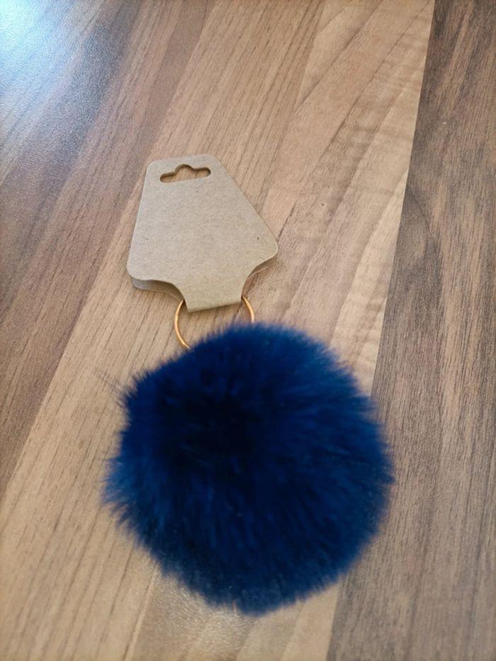 Joli porte clé neuf pompom bleu marine - photo numéro 4