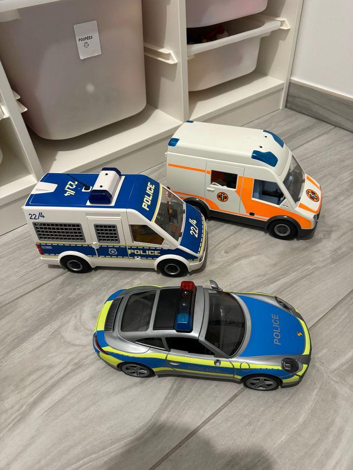 Camions et voiture playmobil - photo numéro 1