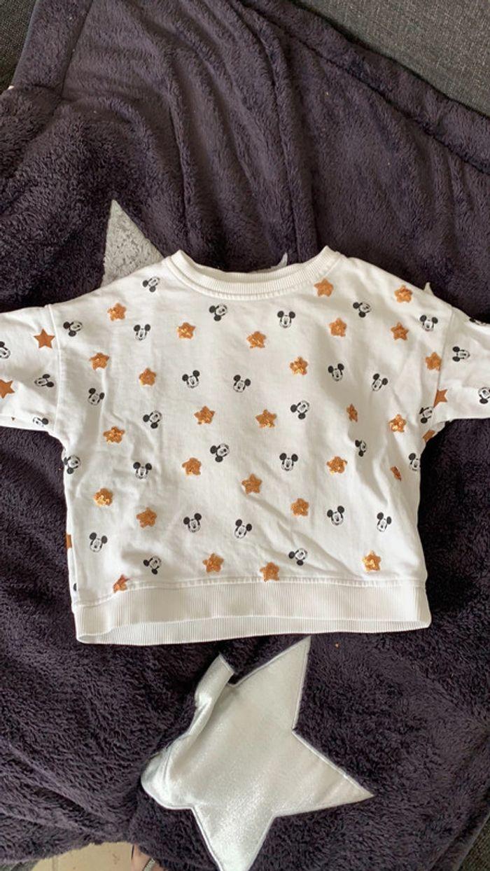 Sweat Mango kids, Disney imprimé Mickey et étoile dorées, 5 ans, en bon état - photo numéro 1