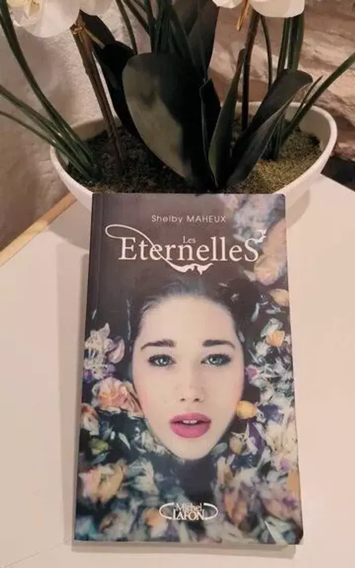 Livre Les Éternelles par shelby maheux en tres bon etat