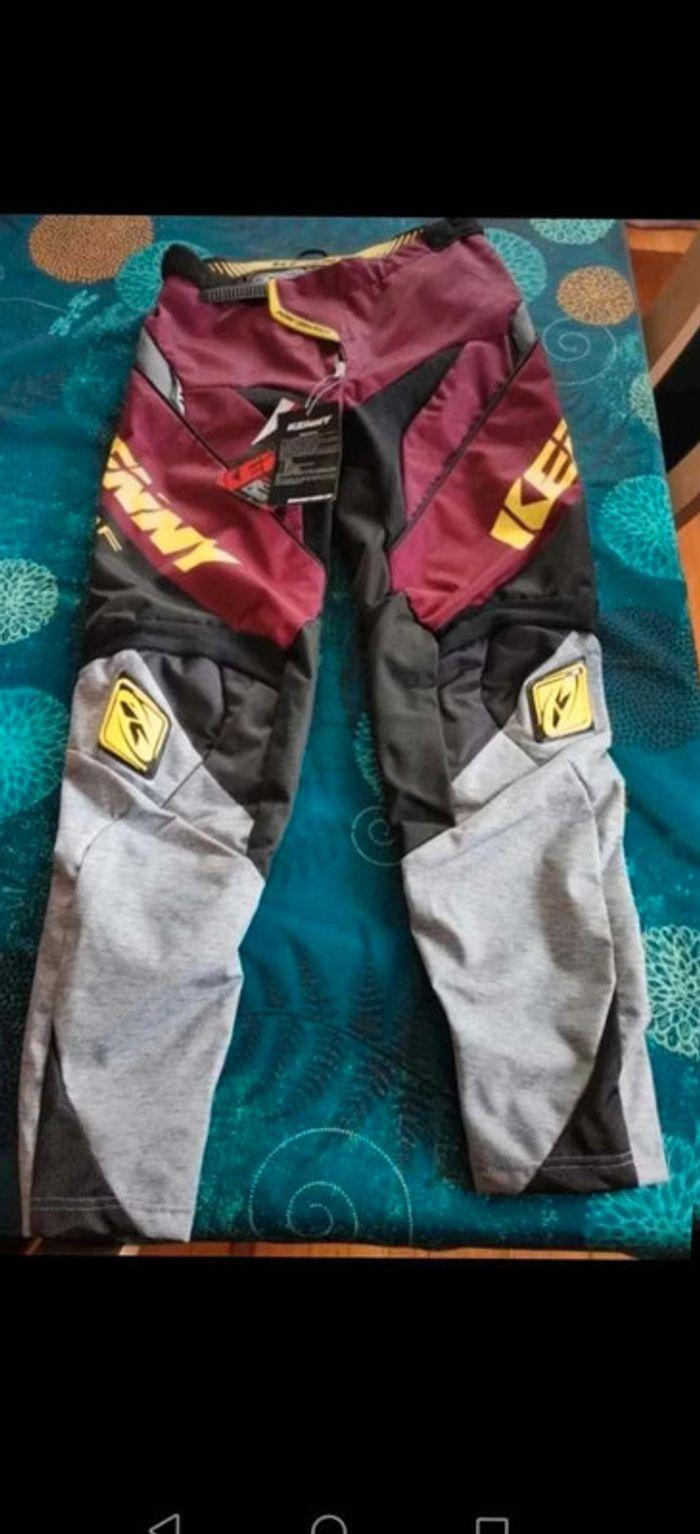 Pantalon  moto cross
Marque Kenny
  neuf
Taille  32 
I.  Code Y2k - photo numéro 1