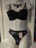 Ensemble de lingerie neuf avec armatures sans rembourrage. 95C L  pour le tanga