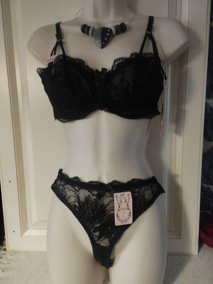 Ensemble de lingerie neuf avec armatures sans rembourrage. 95C L  pour le tanga - photo numéro 1