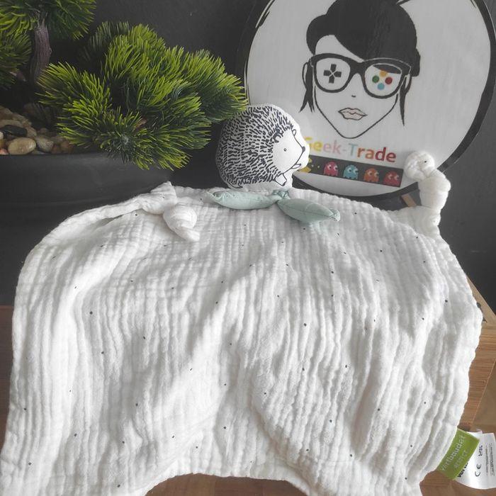 Doudou Hérisson lange coton blanc pois noirs Feuilles Vertes Vertbaudet #geektradedoudou - photo numéro 2