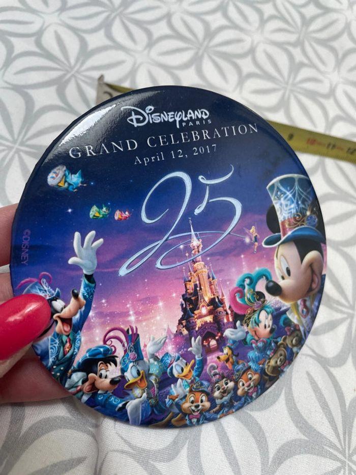 Badge Disneyland 25ans « Grand célébration » 12 avril 2017 - photo numéro 3