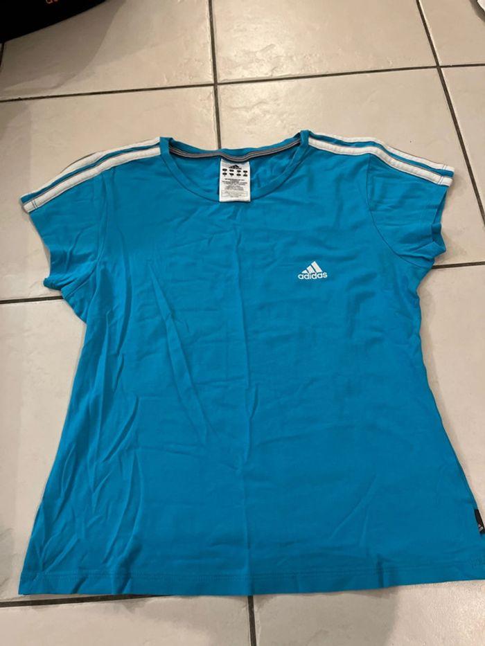 T-shirt adidas bleu - photo numéro 1