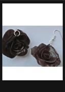 Boucle d’oreille rose brune