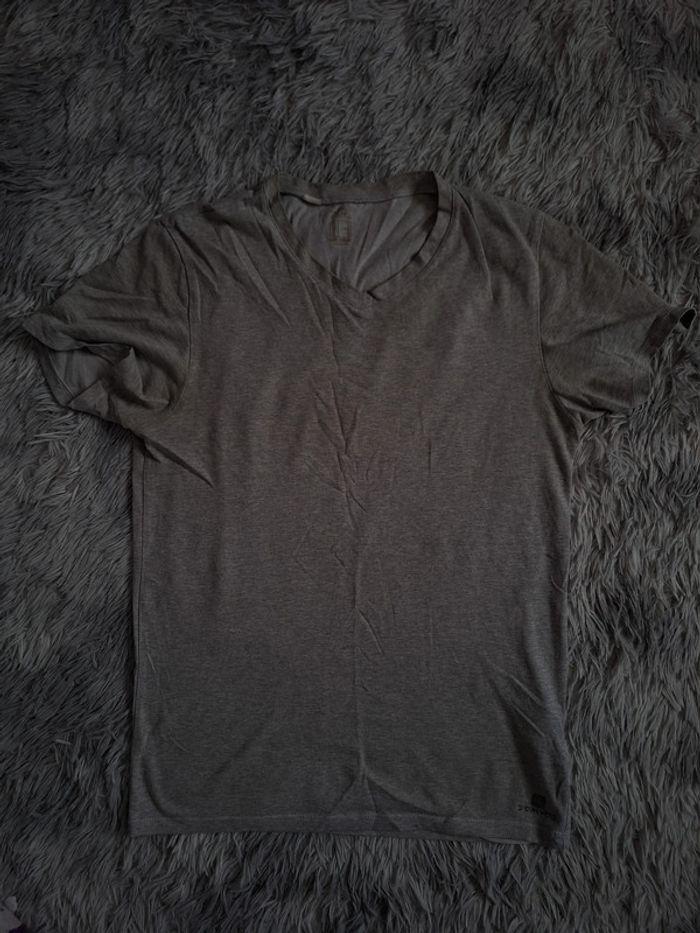 T-shirt Col V Gris Taille M - Porté mais en Bon État - Décathlon - photo numéro 1