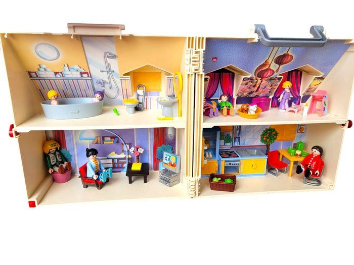 Maison Playmobil avec meubles et personnages - photo numéro 1