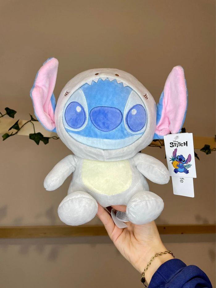 Peluche Disney Stitch déguisement Requin 🦈 - photo numéro 1