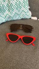 Paires de lunettes de soleil rouge