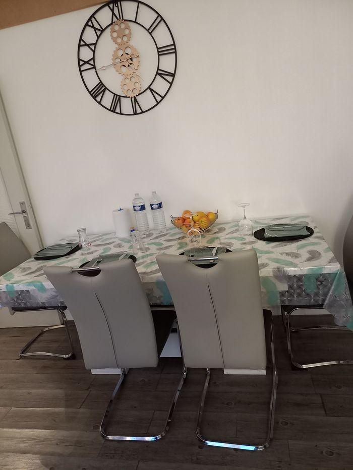 Salle à manger 4 à 6 personnes - photo numéro 2