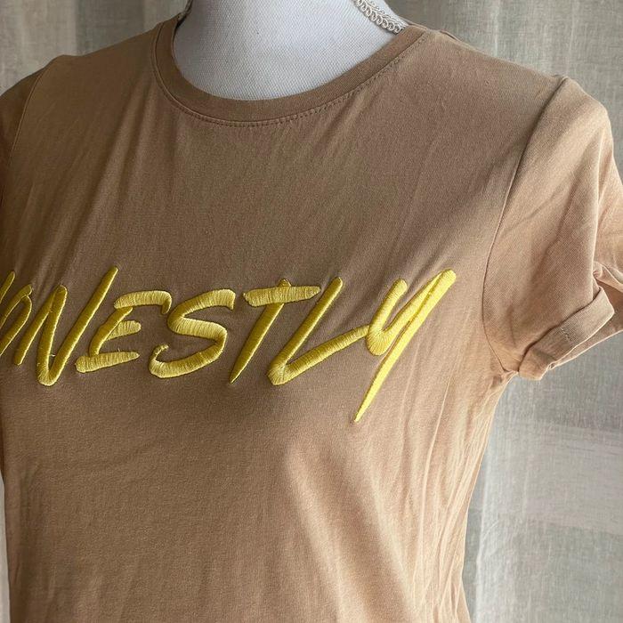 T-shirt beige « Honestly » - photo numéro 3