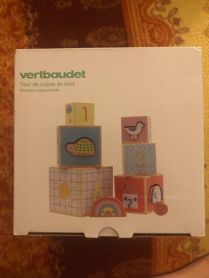 Vertbaudet - tour de cubes en bois