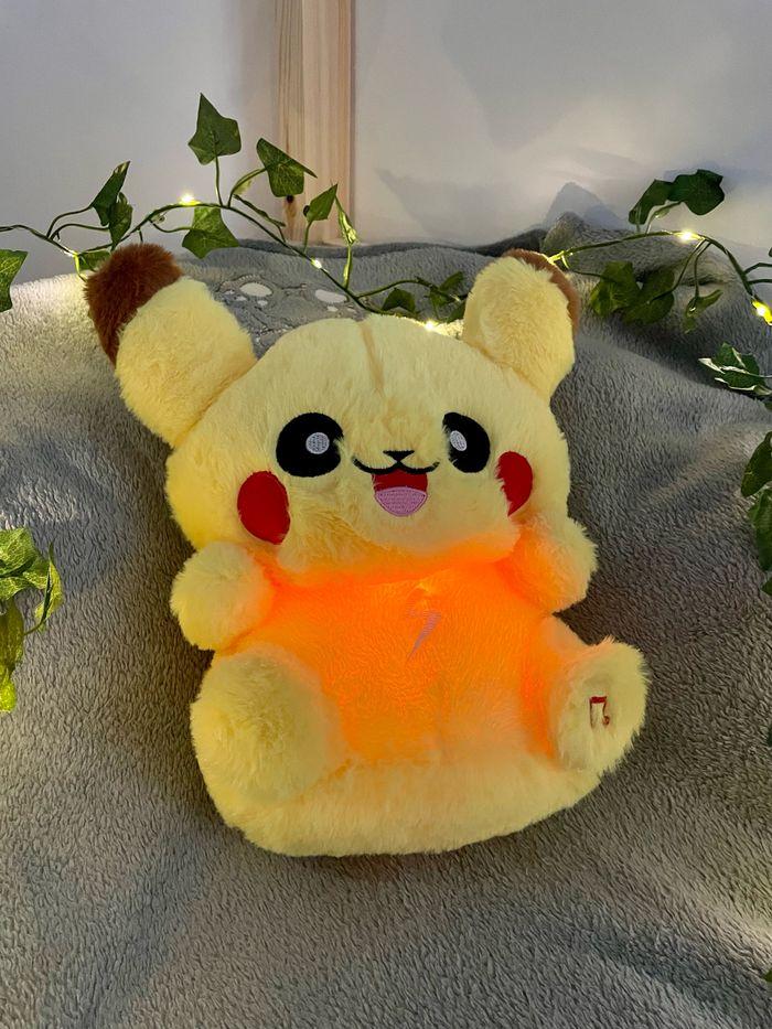 Peluche respirante lumineuse Pokémon Pikachu - photo numéro 3