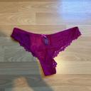 String violet dentelle