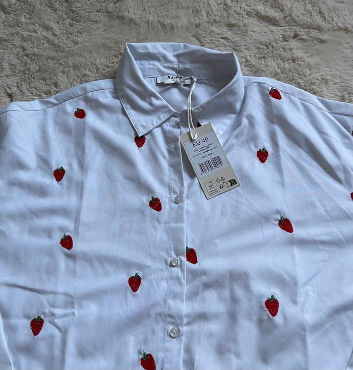 Chemise NA-KD blanche avec broderie fraise - photo numéro 2