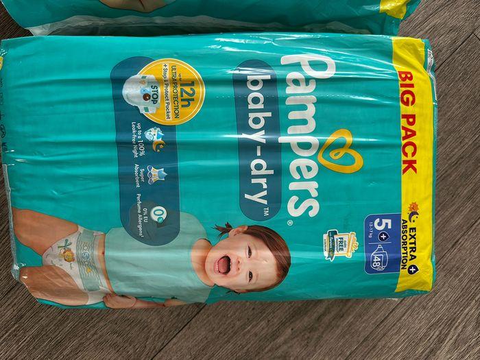 Lot 2 sachets couches Pampers taille 5+ - photo numéro 2