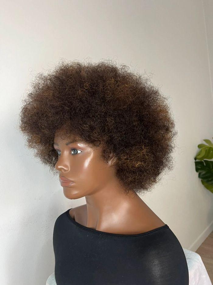 Belle perruque afro avec reflet blond - photo numéro 7