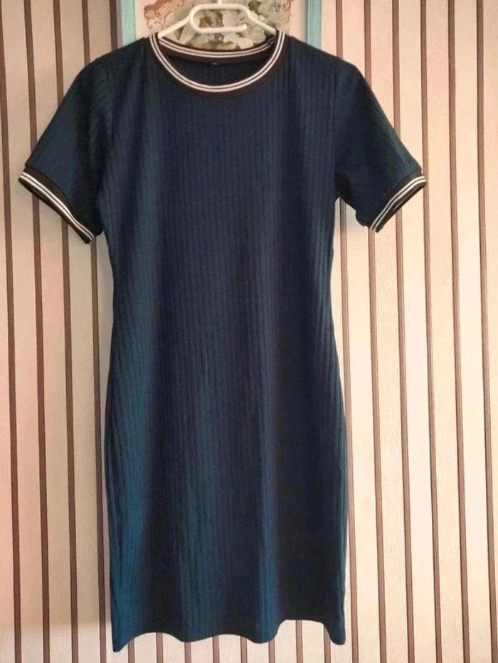 Robe Tee-shirt bleue marine taille M portée quelque fois - photo numéro 1