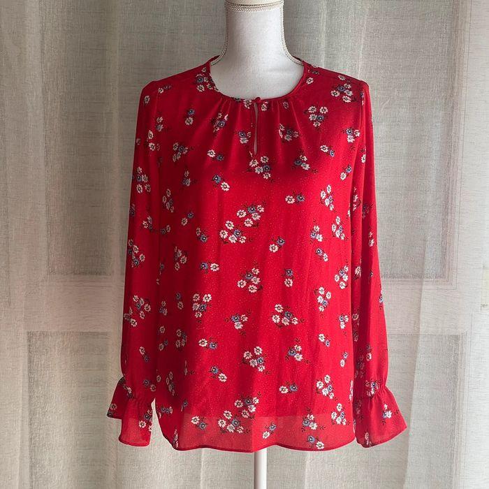 Blouse rouge avec fleurs - photo numéro 1