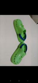 Chaussures en plastique vert claire taille 28