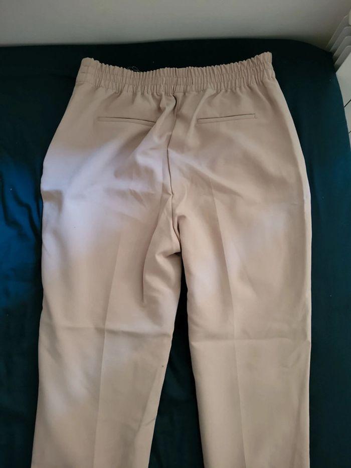 Pantalon beige type tailleur - photo numéro 3