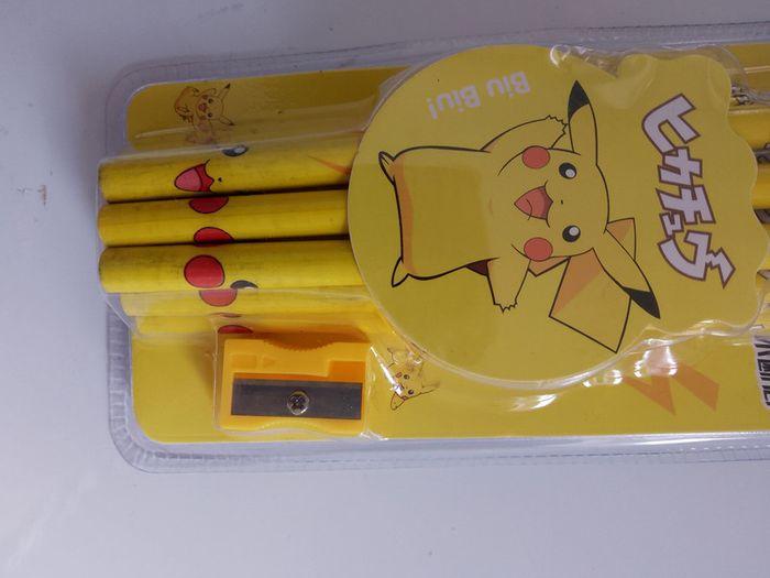 Lot de 12 crayons de bois Pikachu Pokémon - photo numéro 2