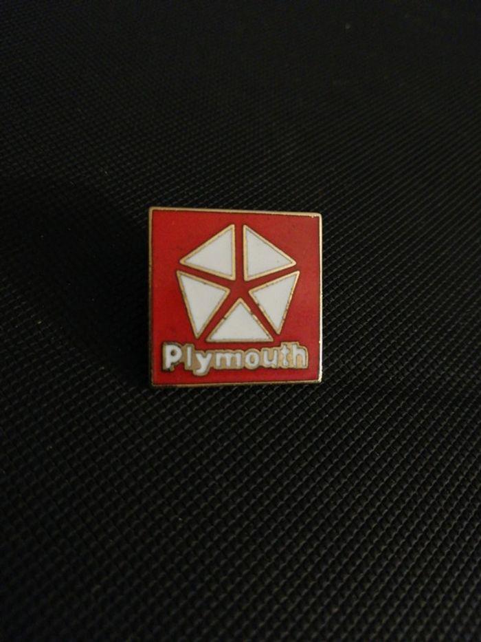 Pin's Logo vintage Plymouth automobile voiture US - photo numéro 1